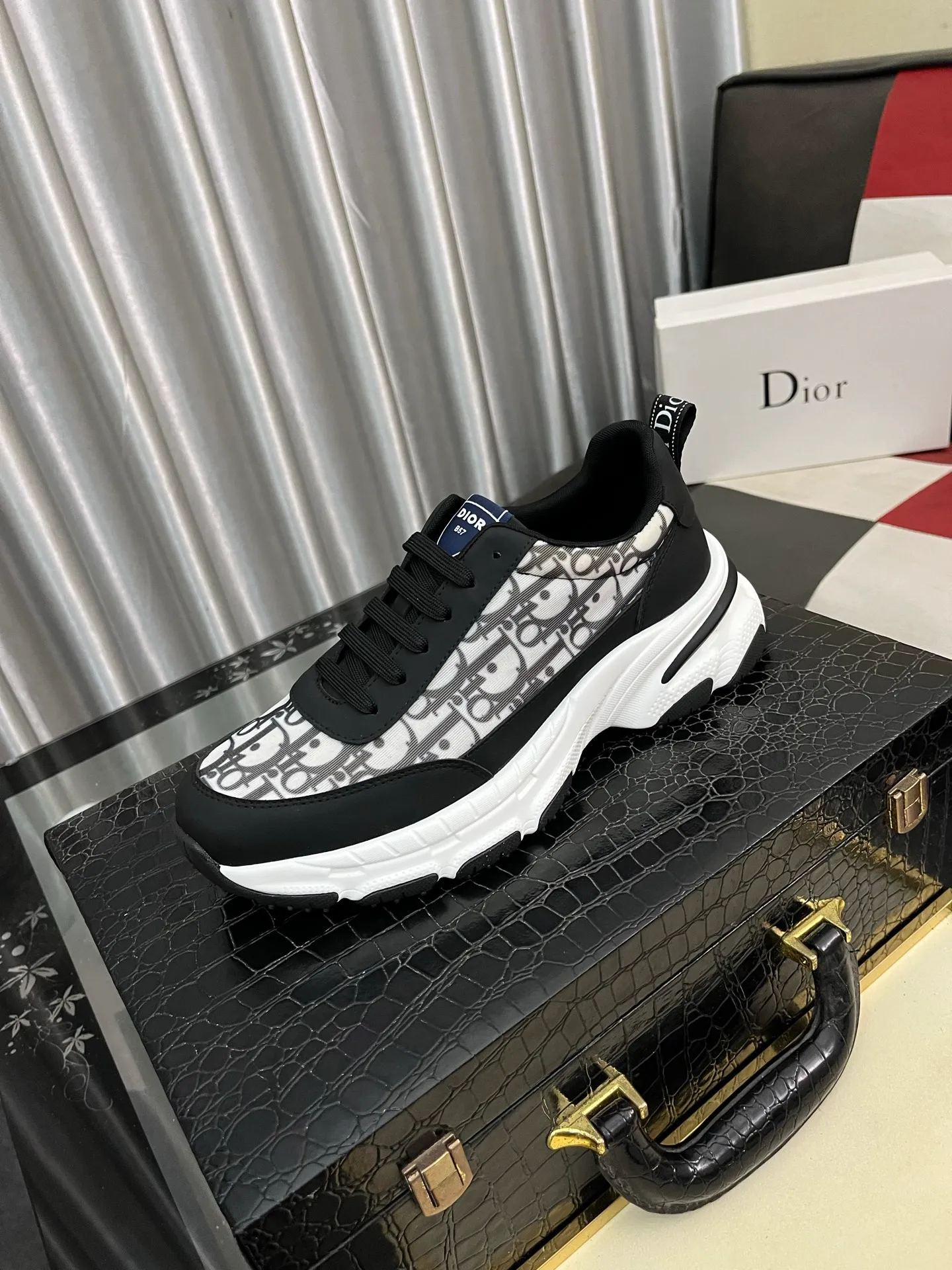 Men's men's shoes 💰458⌚️⌚️[Dior] 25ss new product B01 moral training shoes. The toe size design is a bit wider. The upper foot comfort is perfect. The threads are beautiful. Perfectly adaptable to trousers. Decorated with various classic details. Ideal for daily styling. Can be matched with various casual items to create exquisite looks. Fabric: top layer cowhide/lining sheepskin TPU original outsole Code number: 38-442️⃣Colors available